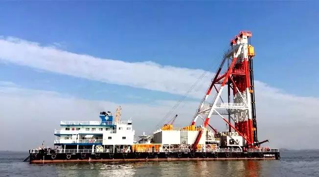 今天,是“中国制造日”,为您带来的是“中国智造”的先进DCM船——“四航固基”号,从无到有的故事。您也许没听说过DCM船,还不清楚它具体有什么用处,虽然它其貌不扬,但却是沿海港口码头、防波堤、人工岛、围海造地的基础处理利器。它又叫深层水泥搅拌船,被誉为”深海打桩机”。