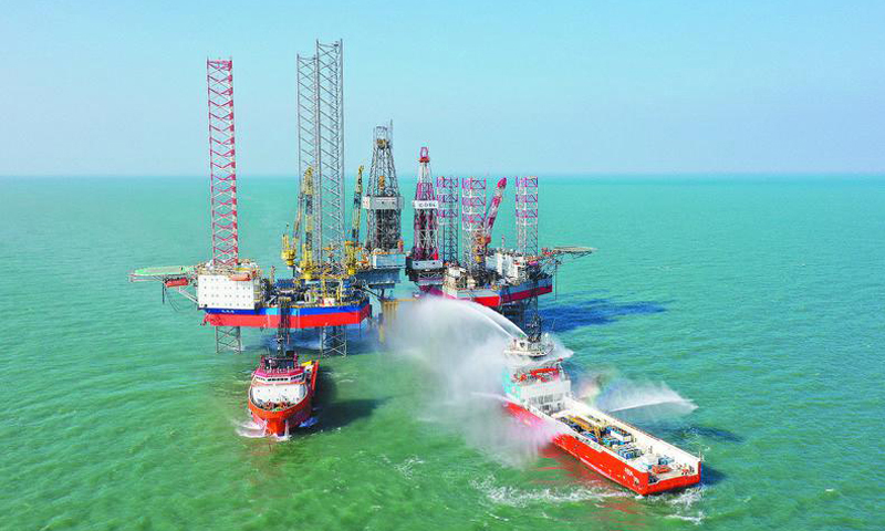 “新优快”联合项目组针对技术瓶颈展开精准狙击，现已突破13项优快钻完井新技术，打破中国海油筛管分层防砂完井（5层）单项纪录和中国海油3000~3500米生产井（定向井）最短钻井周期纪录。图为“新优快”试点项目进行联合消防演习，值班船模拟灭火救援的场景。