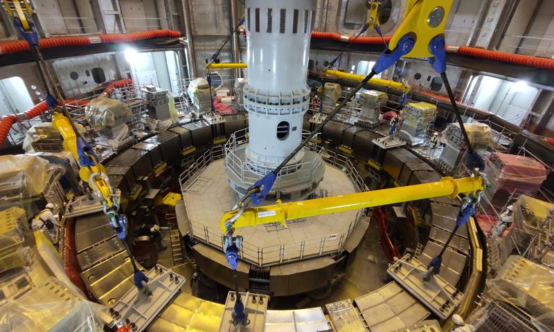 当地时间9月16日，在法国南部卡达拉舍，“人造太阳”国际热核聚变实验堆（ITER）托卡马克装置的最后一个下部主要磁体部件——极向场超导线圈PF5成功落位，标志着ITER项目主机安装第一阶段最后的里程碑完成，为第二阶段真空室安装创造了关键条件，这是由中核集团牵头组成的中法联合体在法国ITER现场啃下的又一块“硬骨头”，有力推进了ITER项目进展。