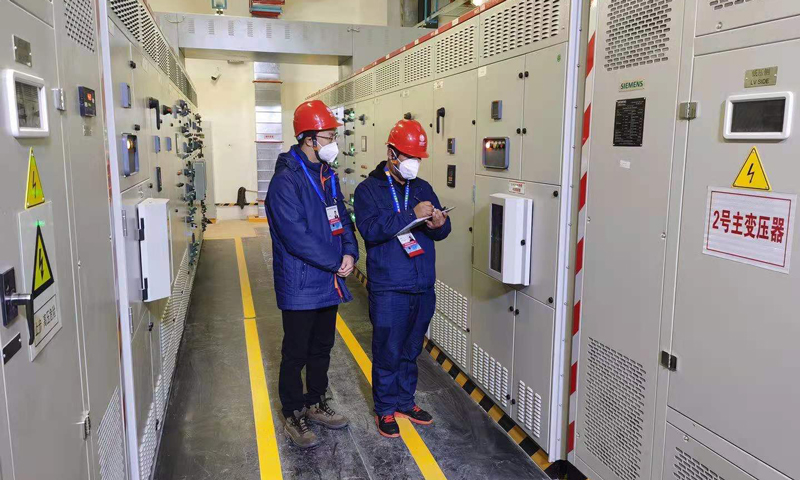 图为国网北京电力员工巡视检查延庆赛区供电设备。