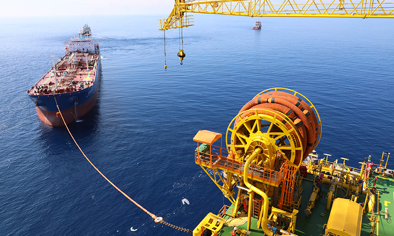近日，中国海洋石油集团有限公司（简称中国海油）宣布，我国首个自主开发建设的1500米超深水大气田“深海一号”日产天然气1000万立方米，提前达到设计产量峰值，具备了每年产气30亿立方米的能力，标志着我国海洋石油工业全面掌握超深水气田的生产运维完整技术体系，为海上气田保供粤港琼等经济热点地区提供了新的支撑。图为“深海一号”向油轮输送凝析油。