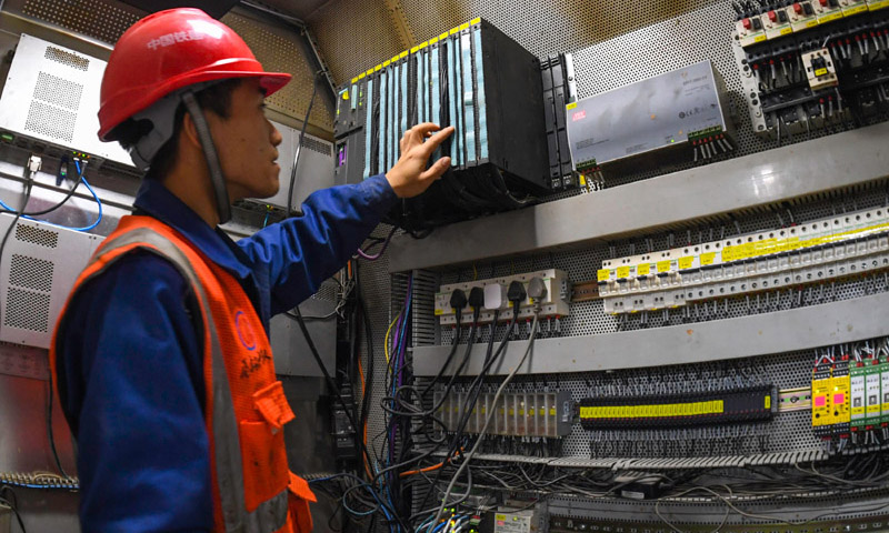 图为施工人员在广州地铁10号线东湖站盾构井检查调试盾构机中控设备电路。（新华社记者 刘大伟 摄）