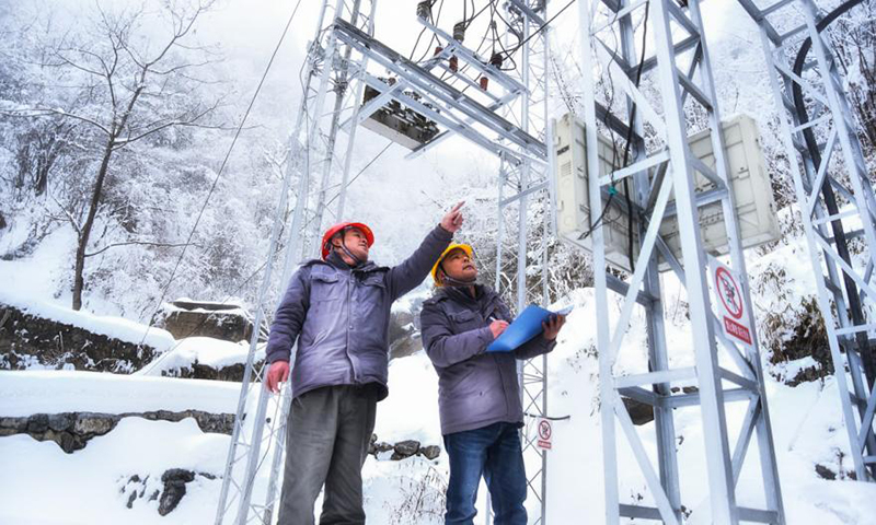 图为党员突击队员与42坝一级水电站当班员工一道，仔细抄录白班期间发电机组上网电量数值。据了解，算上春节前值班时间，该站站长、共产党员王友清今年已坚守岗位已达20天时间。春节期间，调峰电量349万千瓦时，全力保障能源供应。