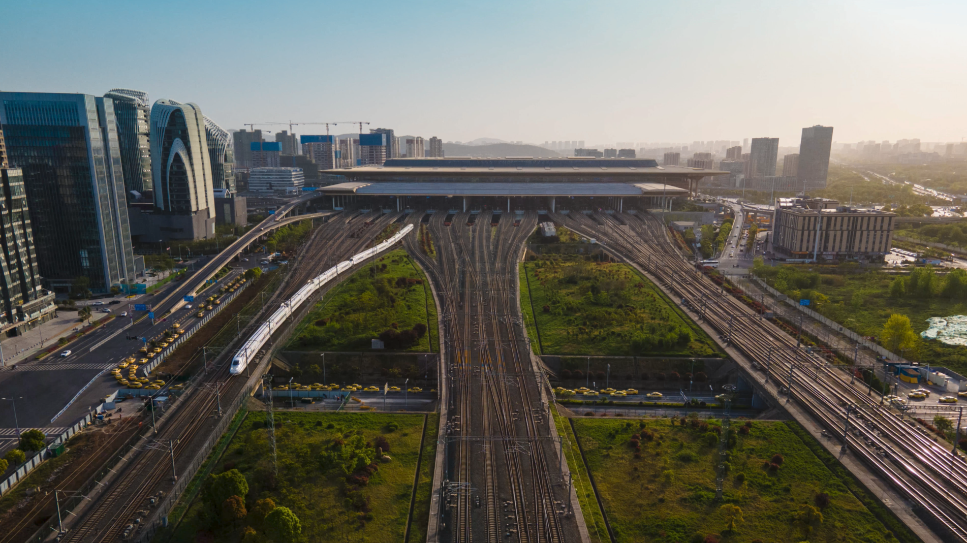 近日，南京南站“四电”（即通信、信号、电力和电力牵引供电）改造工程取得重要进展。南京南站是南京枢纽主要客运站，分京沪、沪汉蓉宁杭和宁安三个车场，京沪、宁杭、宁安三条高铁繁忙干线汇聚于此。通过此次改造，南沿江城际铁路从宁安场上海端引入南京南站，并在江宁新建联络线引入既有江宁站。图为南京南站铁路干线。