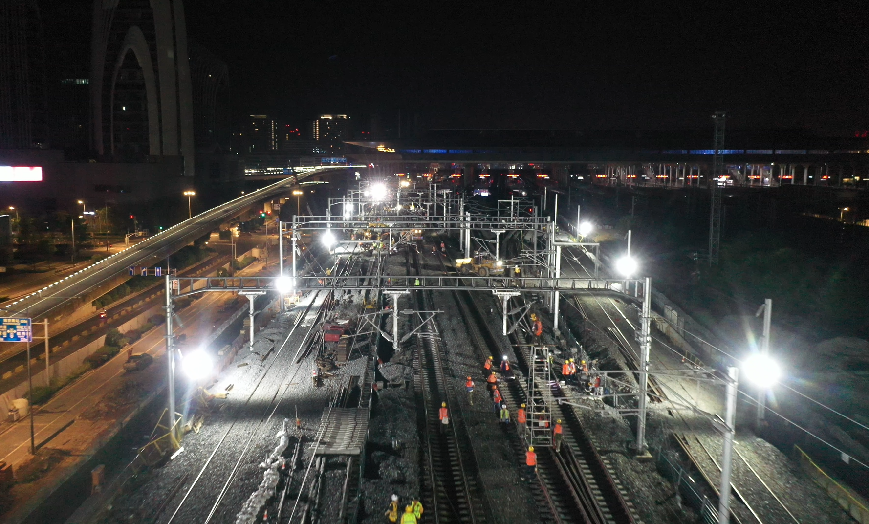 中国铁建电气化局负责在南京南站宁安场上海端和宁杭高铁江宁站联络线，推进站场改造“四电”相关工程，实施配套信号、接触网过渡措施和迁改防护工程。图为中国铁建电气化局南京南站场改造施工远景。