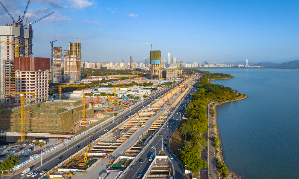 近日，中国中铁建设者抢抓春季回暖施工“黄金期”，不断刷新重点工程项目建设“进度条”，跑出高质量发展“加速度”。图为近日拍摄的深圳滨海大道交通综合改造工程建设现场。建成后，深圳滨海大道沿海东西向主干道扩容至双向14车道，形成集城市道路、地下港湾式公交停靠站、城际线站点于一体的地下4层空间，完美实现“地上看海、地下行车”。