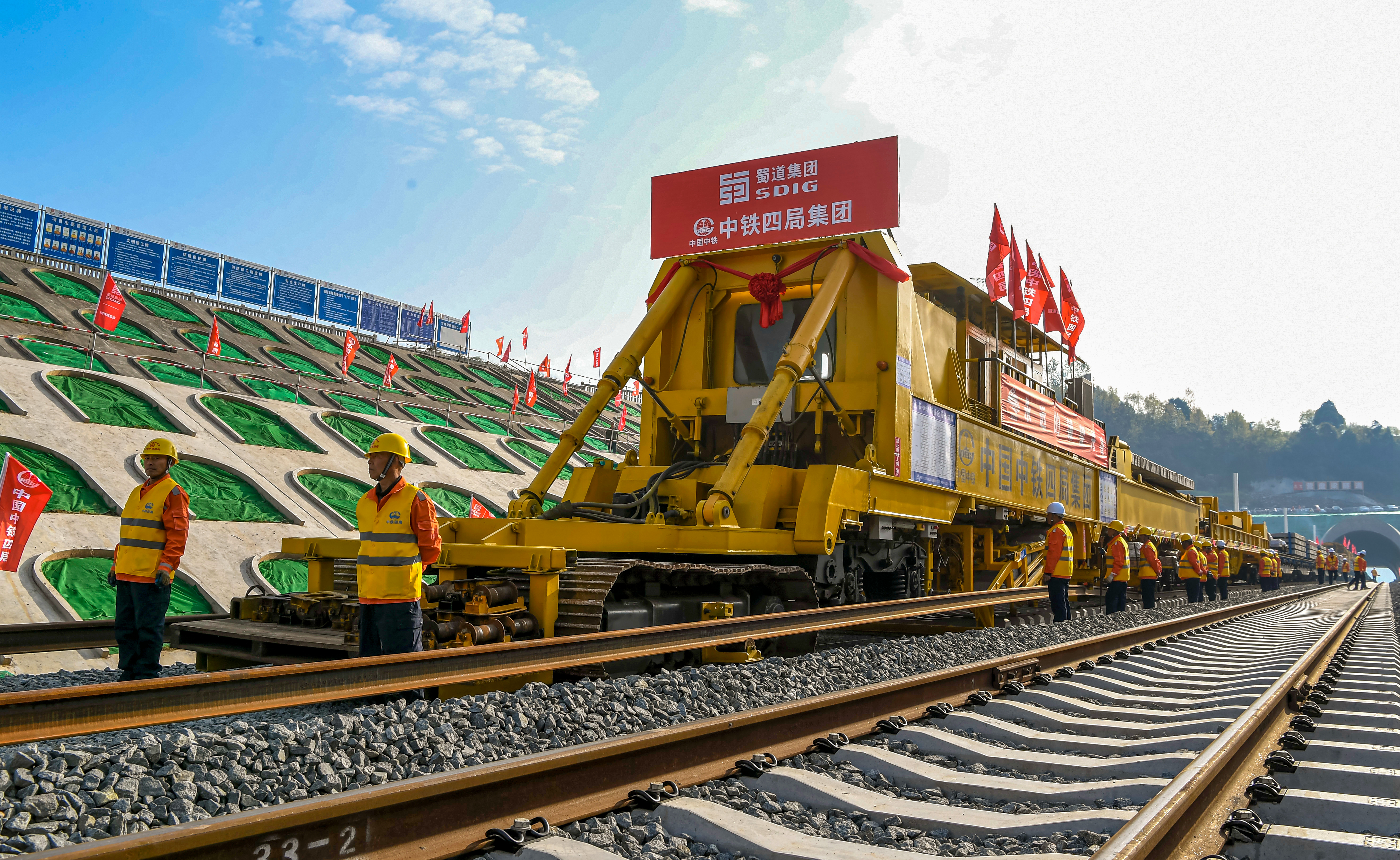 目前，中铁四局项目部掀起汉巴南铁路南充至巴中段铺轨大干高潮。汉巴南铁路南充至巴中段是四川省首条由地方全额出资并主导建设的高速铁路，纵贯仪陇、巴中等川陕革命根据地核心地带，线路正线全长148.04公里，共设6座车站，中铁四局承担全线铺轨任务。