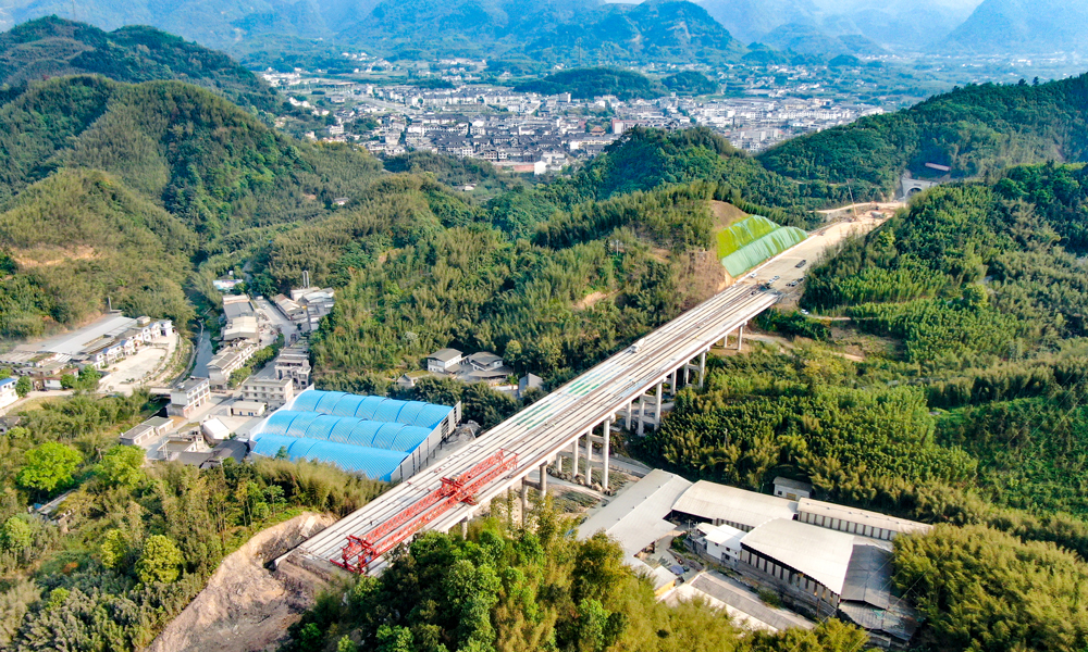 近日，随着大沙坝大桥最后一片T梁成功架设，中铁北京局承建的四川宜宾至云南威信高速公路2标项目主线桥梁双幅架设全部完成。目前，宜威高速公路2标项目施工建设已完成超过90%。项目建成后，川南地区将新增一条出川高速公路通道，并与已建成的宜彝高速、宜叙高速、内宜高速、乐宜高速、纳黔高速、宜渝高速、宜毕高速等连接成网。