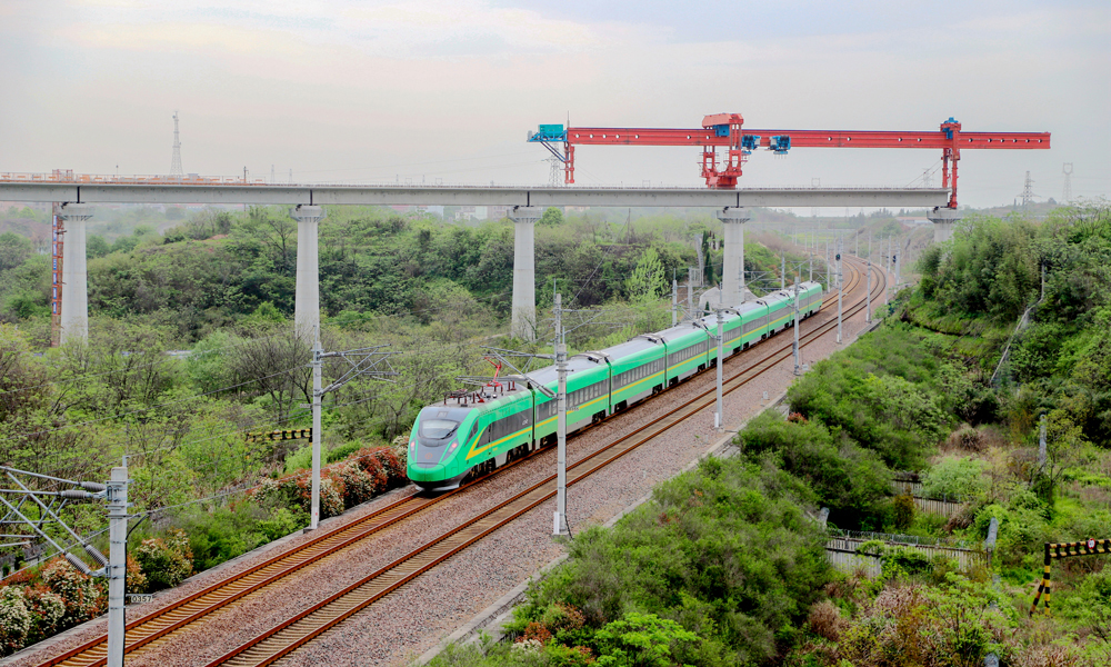 近日，随着架桥机将最后一榀重达376吨的简支箱梁精准落位在杭衢铁路九景衢下行联络线特大桥桥墩上，中铁三局承建的杭衢铁路（建衢段）九景衢下行联络线成功上跨衢九铁路。目前，宜威高速公路2标项目施工建设已完成超过90%。项目建成后，川南地区将新增一条出川高速公路通道。