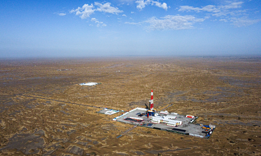 5月30日，中国石油深地塔科1井在塔克拉玛干沙漠鸣笛开钻。在深邃的“地宫”寻油找气，难于攀蜀道，堪比上青天。高温、高压、高负荷叠加带来的影响，对钻井装备、仪器、工作液等提出了严苛要求。要将能源的饭碗牢牢端在自己手里，必须攻克重重难关。