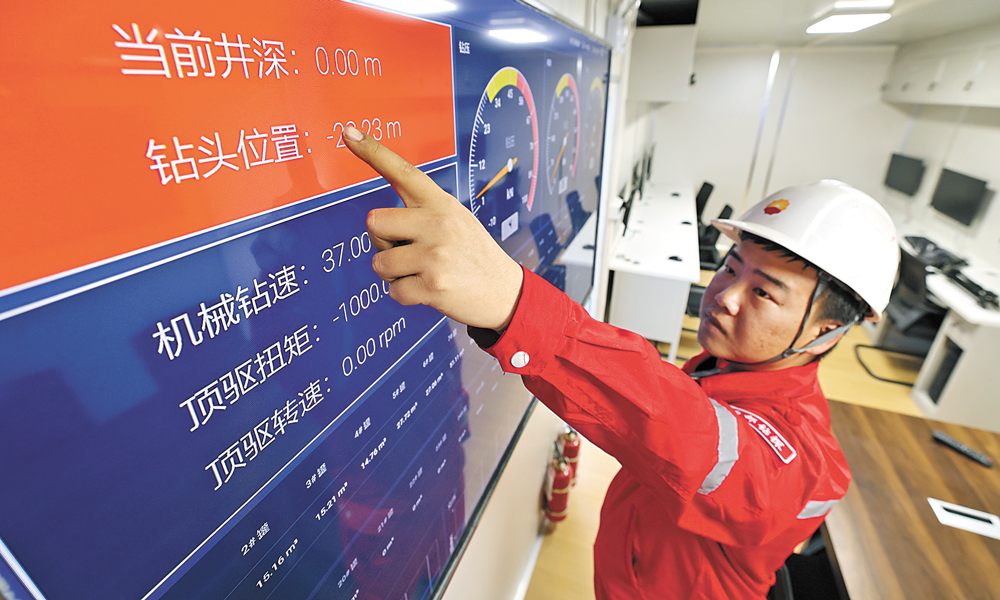 为保障深地塔科1井“打成、打快、打好”，中油技服、塔里木油田、西部钻探及宝石机械等企业集合精锐力量，开展多轮技术对接，相继攻克智能控制一体化平台集成技术等难题，联合研制具有自主知识产权的1.2万米自动化钻机，合力锻造叩问万米“地宫”的大国重器。图为数据智能化管理平台实时显示各项钻井参数，技术人员通过远程分析数据，为深井提供技术支撑与指导。