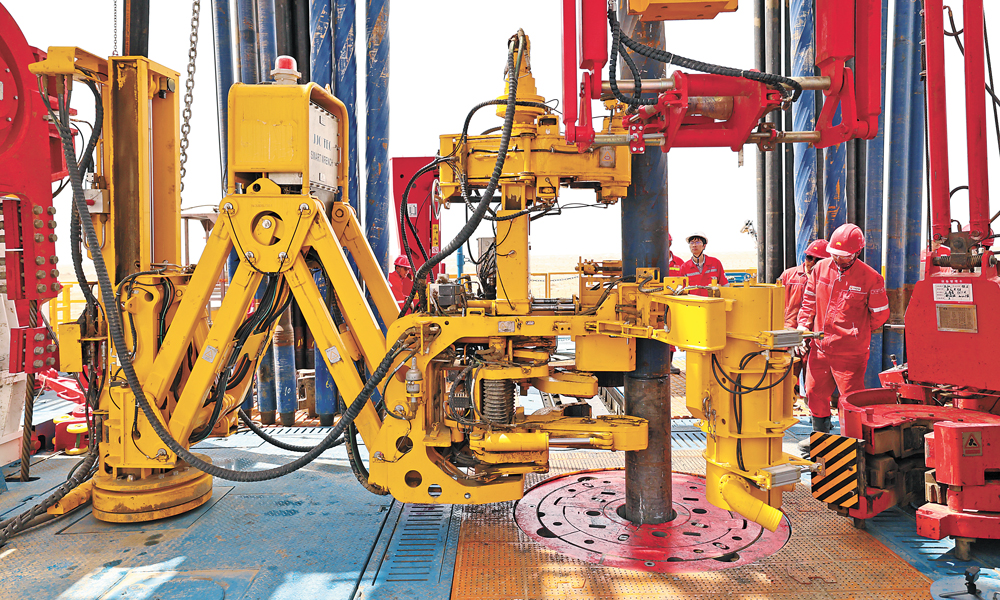 这部量身订制的全球首台1.2万米特深井自动化钻机，配备了全套管柱自动化系统、推扶式管柱处理模式、双司钻集成控制系统、一键式起下钻操控，在减轻工人劳动强度的同时，大幅提升了安全标准。同时，其连续提升最大钩载达900吨，可轻松吊起2架满载的波音747-8客机，有效解决了1200多节上下相连的钻杆与其他钻具带来的高负荷难题。