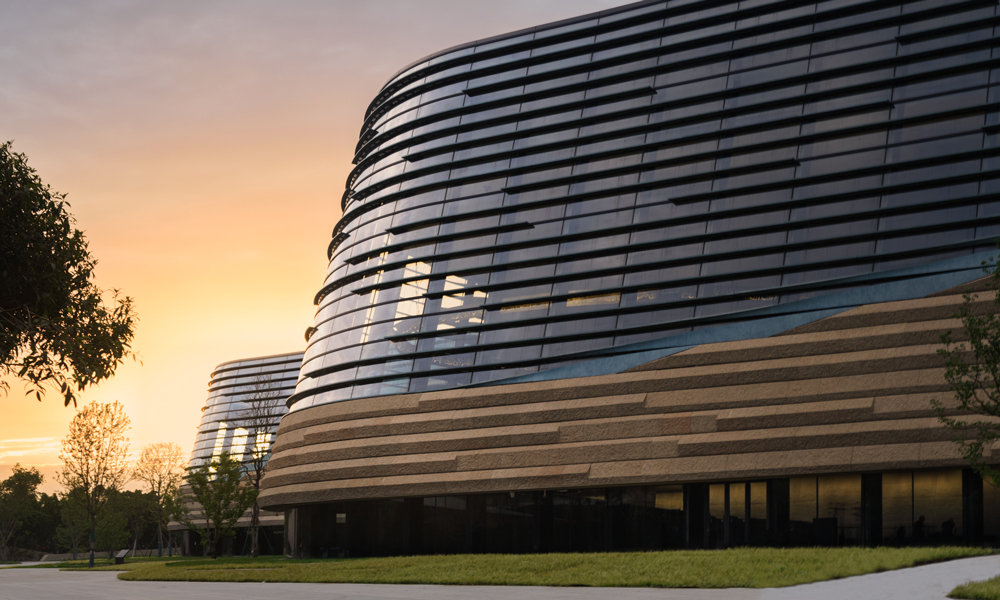 古蜀青铜面具通过极富表现力的眼睛，仿佛在与观众进行一场穿越时空的对话，因此三星堆博物馆新馆将“眼睛”作为建筑内部公共空间与外部遗址园区对话的窗口。建筑外立面选用了超白超透的玻璃作为“眼睛”的表面。而在玻璃外层，安装了经过特殊处理、与出土文物质感色彩一致的青铜遮阳板。堆体部分则采用干挂米黄石板，与外立面形成虚实对比。于是，一个从大地中升起、朝向遗址凝望的“古蜀之眼”就此成形。