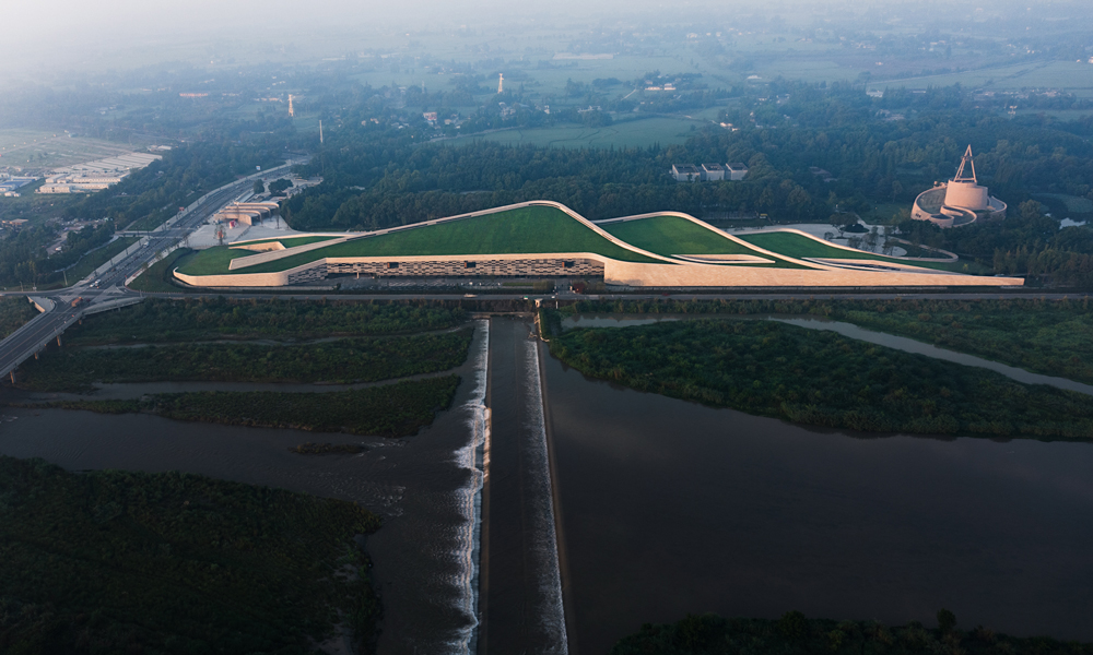 从中国国家博物馆到中国国家版本馆、从山东省博物馆到湖北省博物馆……再到三星堆博物馆，中国建筑坚定文化自信，践行使命担当，以传统文化滋养繁荣现代建筑设计创作，全力建好文化领域重大工程项目。未来，中国建筑将充分发挥全产业链优势，以高质量建设助力文物和文化遗产保护，更好担负起新的文化使命。
