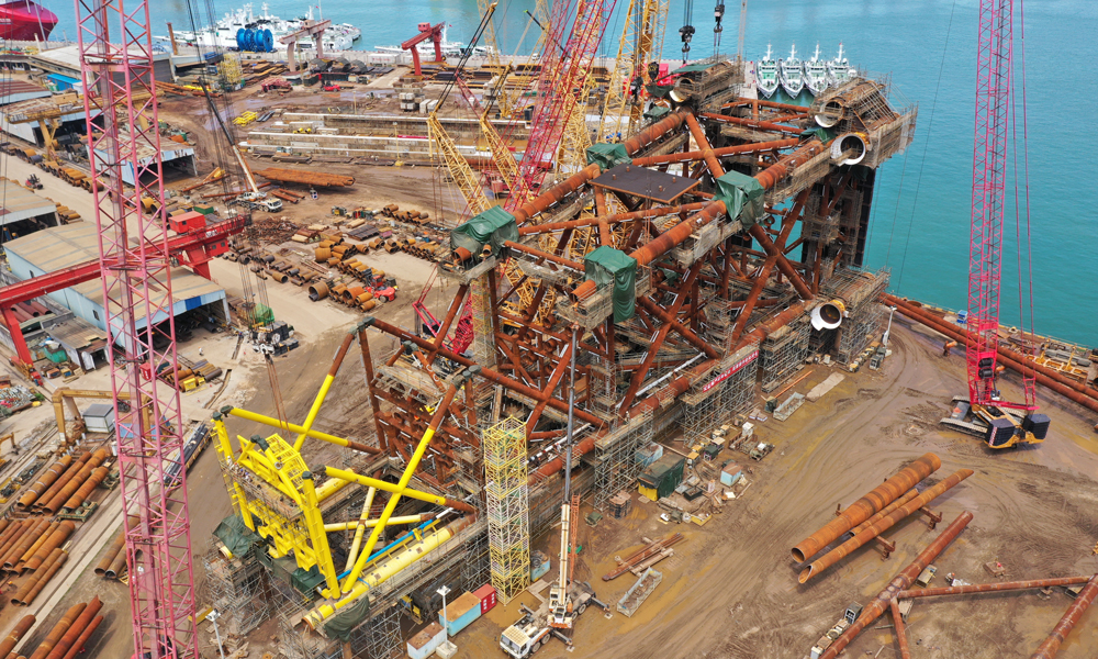 8月7日，从中国海油有限海南分公司工程建设中心传来消息，我国海上首个超高温高压气田开发工程项目——乐东10-1项目导管架结构封顶，为项目按期投产奠定了坚实基础。图为导管架合龙现场。