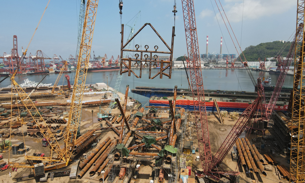 自导管架建造进入总装阶段以来，面对材料到货滞后、工期紧张、恶劣天气等诸多困难，项目组持续优化作业程序，合理调整吊装计划，强化质量管控和吊装安全，历时65天高效完成27个分片的总装，有力保障了导管架结构顺利封顶。图为乐东10-1项目导管架井口片整体吊装组对现场。