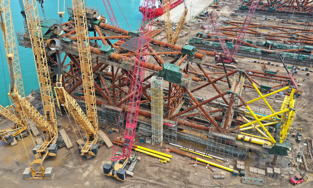 乐东10-1气田预计于2024年投产，届时将缓解珠三角及大湾区日益增长的用气需求，为经济发展提供更有利的能源保障。图为乐东10-1项目导管架裙桩吊装组对现场。