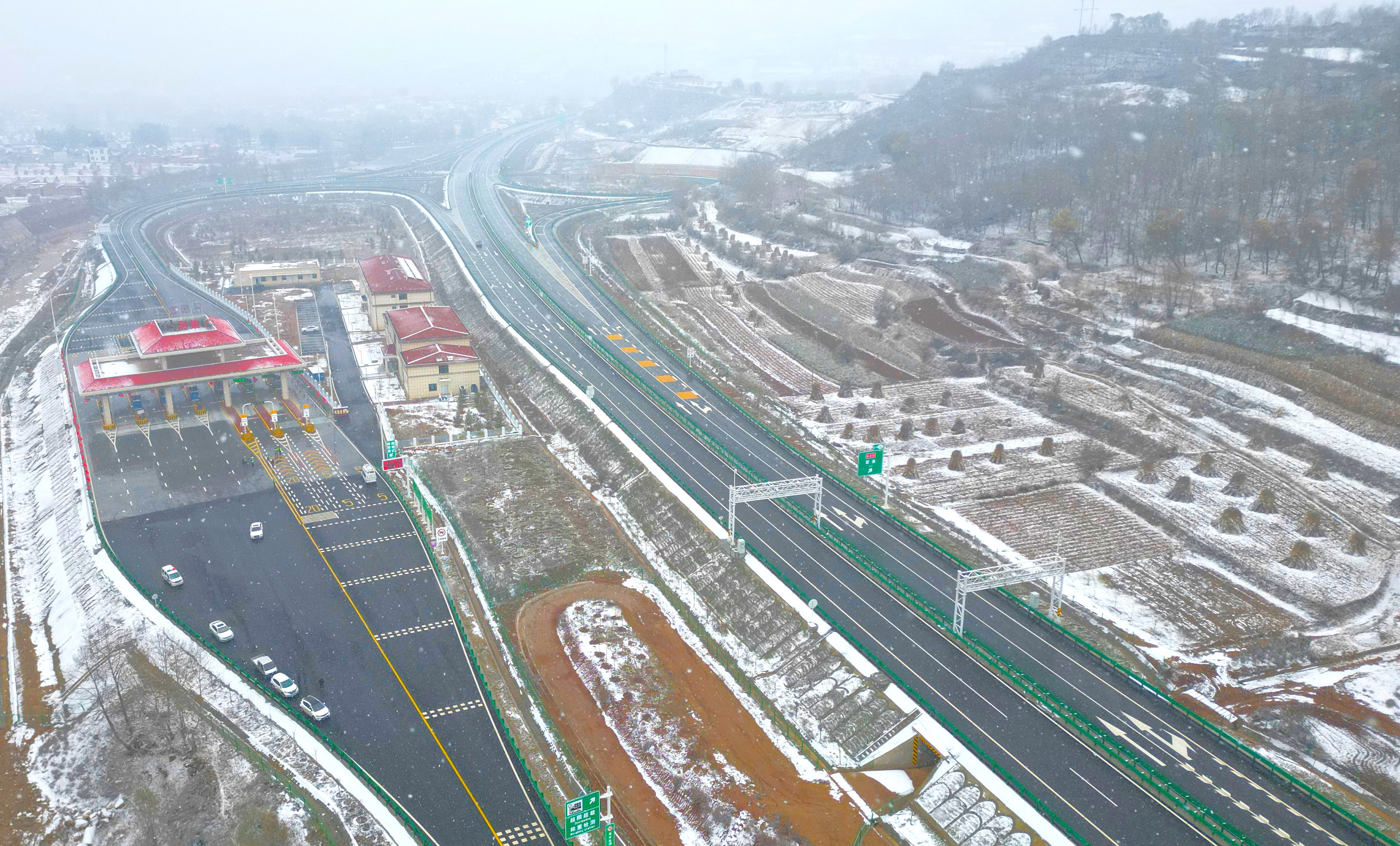 临大高速公路位于甘肃省境内，全长约52.5公里，双向四车道，设计时速80公里，是G6京藏高速公路和G1816乌玛高速公路的连接线。中铁十四局承建的临大高速第十合同段位于积石山县境内，线路长度3.19公里，其中分离式桥梁2座，分离式隧道3座，涵洞2座，桥隧比高达86.17%。