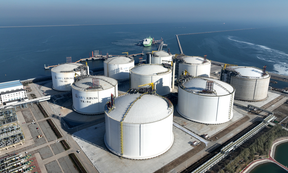 日前，“麦加”号液化天然气运输船成功靠泊中国石化天然气分公司天津LNG接收站泊位，完成约13万立方米LNG卸货作业。至此，该站自2018年正式投用以来，已累计接卸500船3300万吨LNG资源，为经济社会发展和民生需求提供了有力保障。王军 摄     