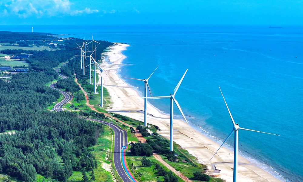 历经三年建设，12月18日，中国中铁旗下中铁南方参与投资，中铁二局、中铁八局、中铁北京局参建的国家海岸一号风景道——海南环岛旅游公路建成通车。图为海南环岛旅游公路文昌段风车海岸。