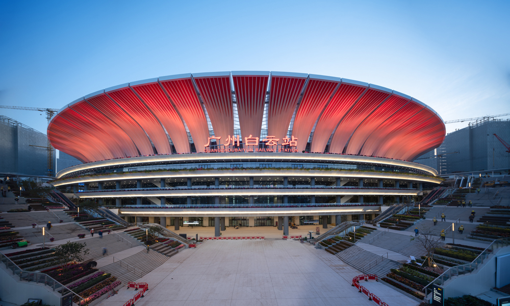 广州白云站将铁路站房、站场上盖开发、城市交通配套设施、站房周边城市开发融为一体，形成以铁路客站为核心的复合型综合枢纽。图为白云站正面。