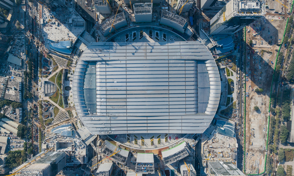 白云站地下设置了衔接6条轨道交通线路的特大型地铁站，并与周边五个地铁站点，形成“一枢纽、五发展极”的综合交通服务体系，将进一步提成枢纽对城区的支撑作用，统筹推进周边城市更新，改善城市品质。图为施工过程中航拍白云站。