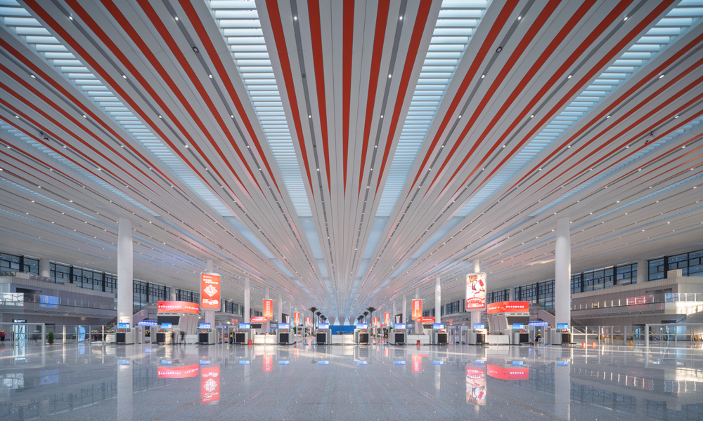 广州白云站是站城融合、交通综合、功能复合、生态结合、智能统合，具有岭南特色的全新TOD（即以公共交通为导向的开发模式）大型综合交通枢纽，将有效促进广州国际性综合交通枢纽、枢纽型网络城市建设，对于加快粤港澳大湾区互联互通、推动高质量发展具有重要意义。图为白云站内景。