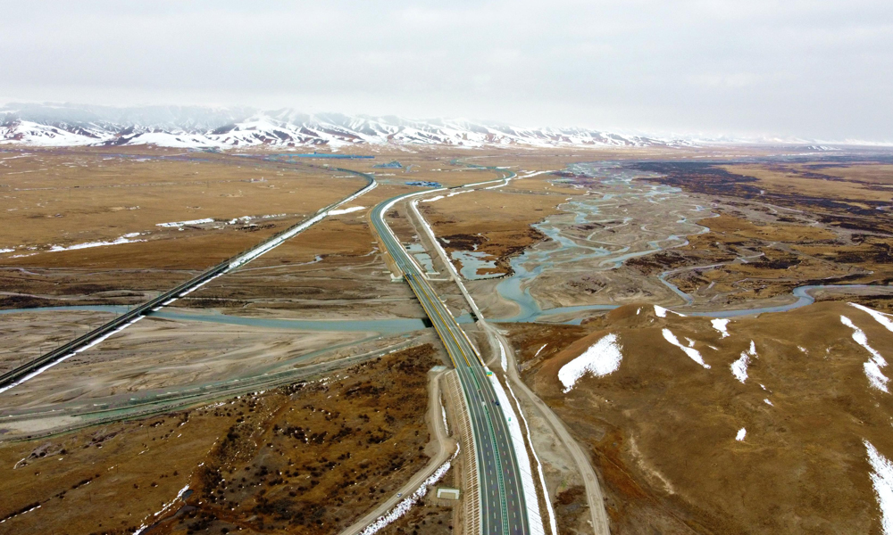 近日，西海至察汗诺高速公路（天峻南至察汗诺北段）开通运营，标志着中国中铁旗下中铁城投参与投资，中铁二局、五局、隧道局、二院、物贸等单位参建西海（海晏）至察汗诺高速公路（简称西察高速公路）全线通车。