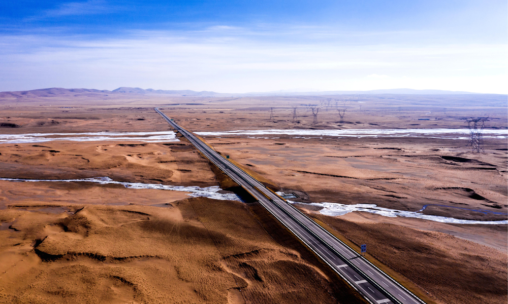 西察高速公路是国家高速公路网G6联络线G0612西宁至和田公路以及“八纵八横”之一——天津至喀什公路的重要组成部分，线路全长224公里,采用双向四车道一级公路建设标准，设计时速100公里。西察高速公路分西海至天峻南、天峻南至察汗诺北两段建设，其中西海至天峻南段已于2023年6月10日开通运营。