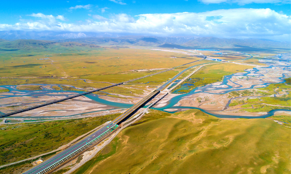 项目管段位于平均海拔3600米、年均气温不到0摄氏度的高海拔、高寒地带。建设过程中，项目团队积极克服高寒高海拔恶劣环境、新冠疫情影响、高原冻土施工等重重困难，超前规划、科学组织，做到质量、进度和安全并重。同时，高度重视高原环境保护，坚持生态保护优先的工作方式方法，积极探索管段内水生生物资源、湿地、林场、耕地、草原的保护措施，努力将项目打造成绿色之路。