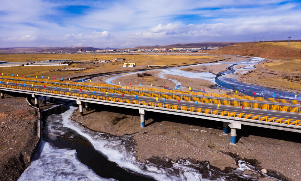 据悉，西察高速公路兼具干线公路和旅游公路的双重功能，全线开通运营后，为青海省新增了一条从西宁市、海北州通往海西州的快速通道，对于完善青海省高速公路网、提升地区公共交通基本服务水平、带动沿线地区经济及旅游事业发展、加强民族团结和社会稳定等具有重要意义。