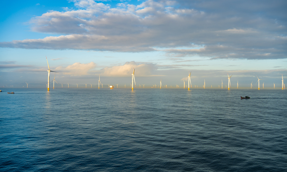 近日，国家千万千瓦级粤东海上风电基地首批示范项目——华能汕头勒门（二）60万千瓦海上风电场项目并网投运，标志着中国华能在粤海上风电实现“零”的突破。