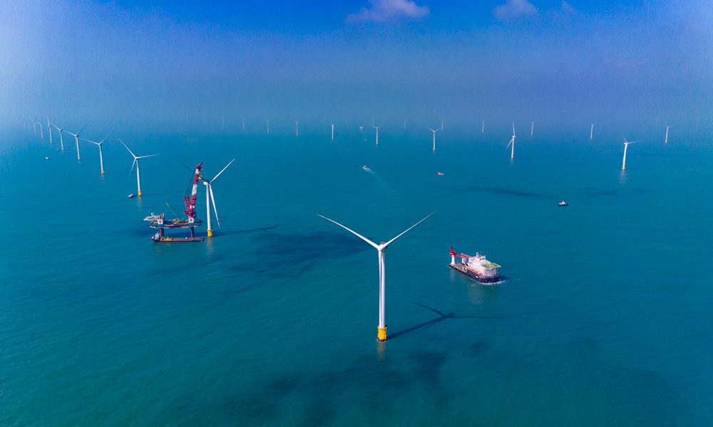 项目建设过程中，南方分公司汕头海上风电公司面对海域海况复杂、设备供货紧张、协调难度大、施工窗口期短等困难，施工安全高效，刷新了国内同类型海上升压站安装、大兆瓦风机吊装施工纪录，不到2个月完成11.4公里送出工程自主建设。