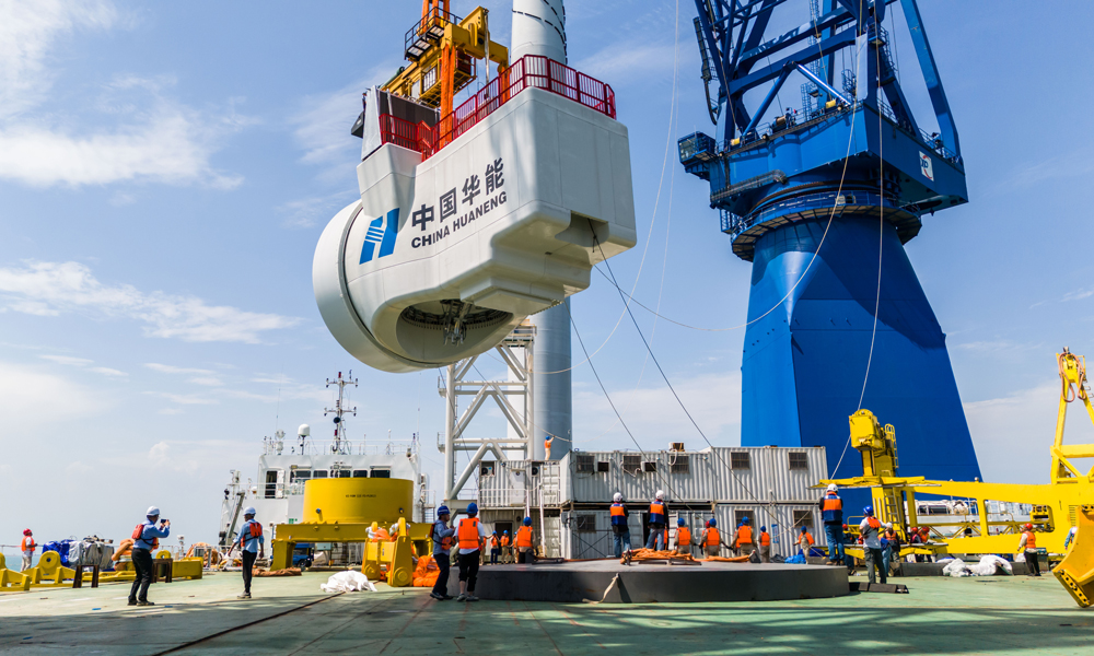 华能勒门（二）海上风电项目创造了多个“全国第一”，填补了多项技术应用的行业空白。首次示范应用由中国华能牵头研制的11兆瓦国产化直驱型海上风电机组，创新采用220千伏电压等级全球截面最大的铜芯平滑铝护套电缆系统，首次示范应用66千伏湿式轻型海缆等新技术，建设了国内首个5G双域安全专网、一体化智能感知监测系统，打造“安全智慧、环境友好”型海上风电示范项目，为后续海上风电创新发展提供了可借鉴、可复制的华能样板。