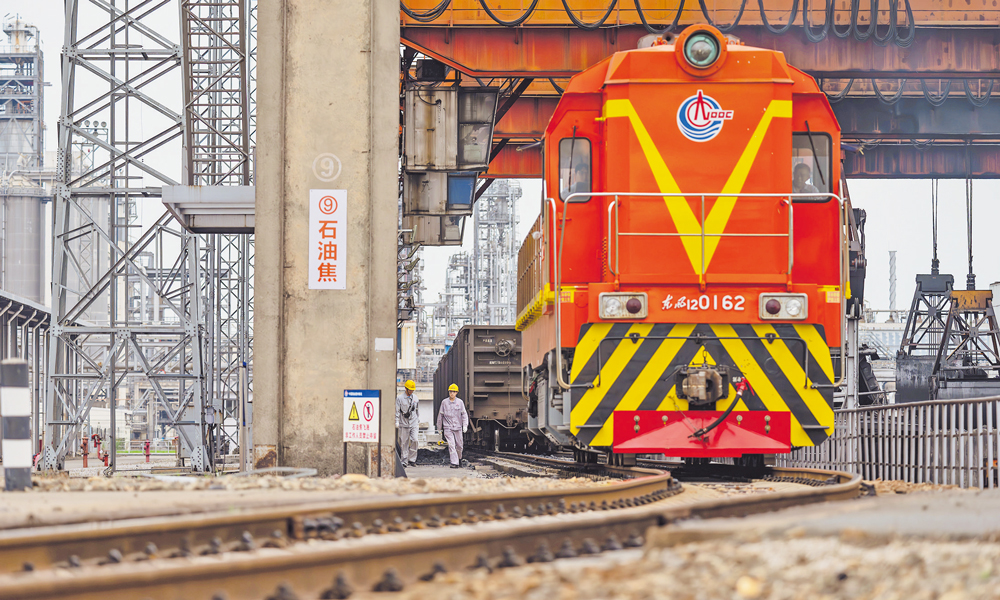 4月初，中海炼化惠州石化北厂区铁轨上，火车头牵引着一节又一节罐槽车，将柴油、石油焦等石化产品送往各地，助力春耕。张震 湛小翠 摄