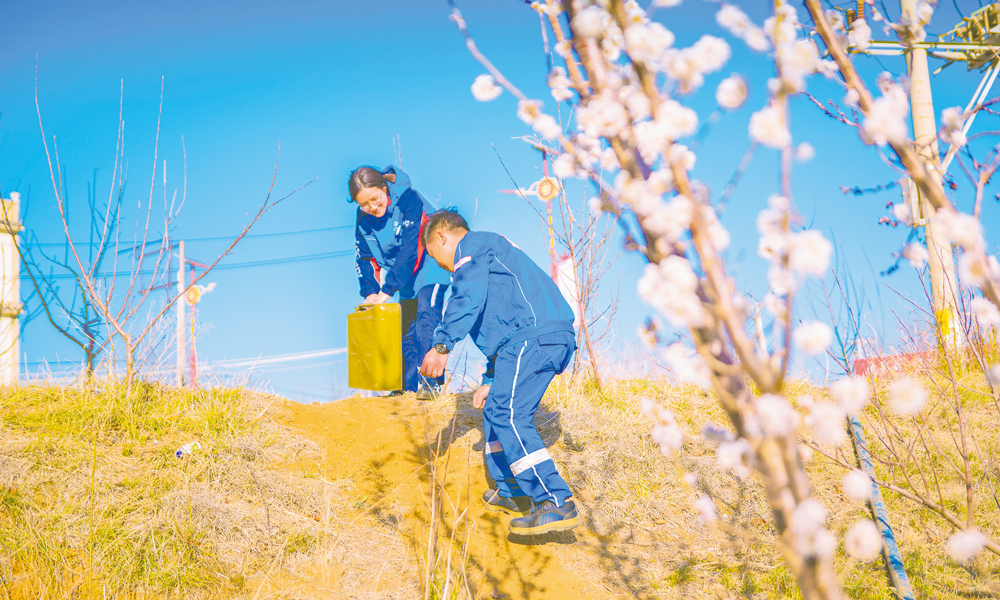 春耕时节，中国海油云南昭通景欣加油站员工为附近果农送油，打通保障农机用油“最后一公里”。李仁兴 摄