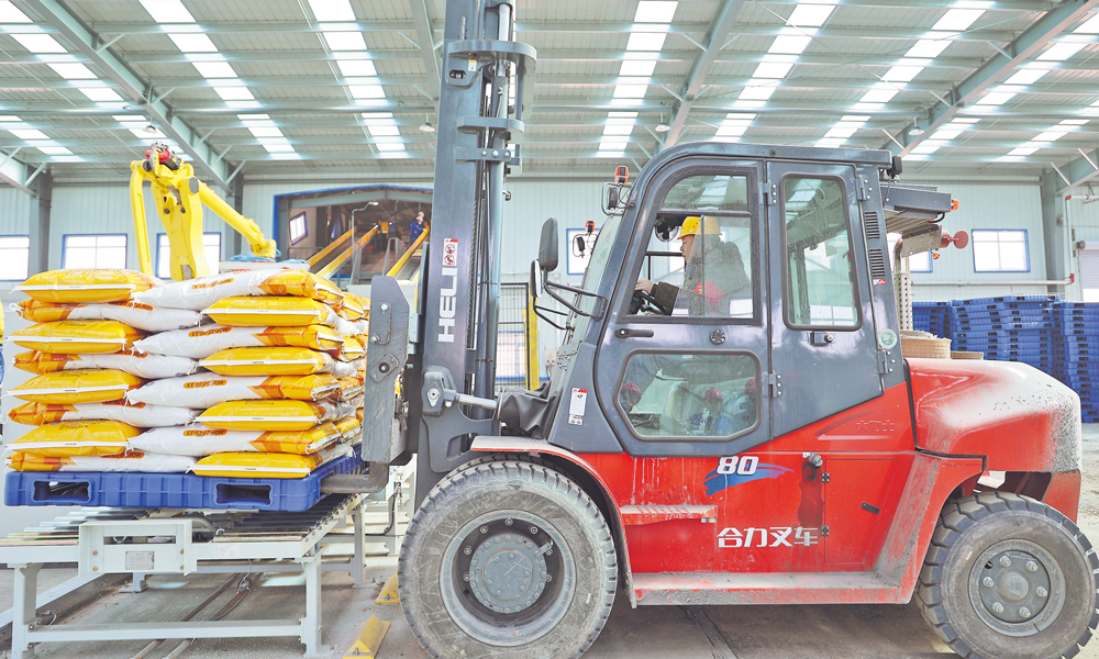 中海化学华鹤公司作业人员正在做尿素产品装车发运前的准备工作。梁玉欣 摄