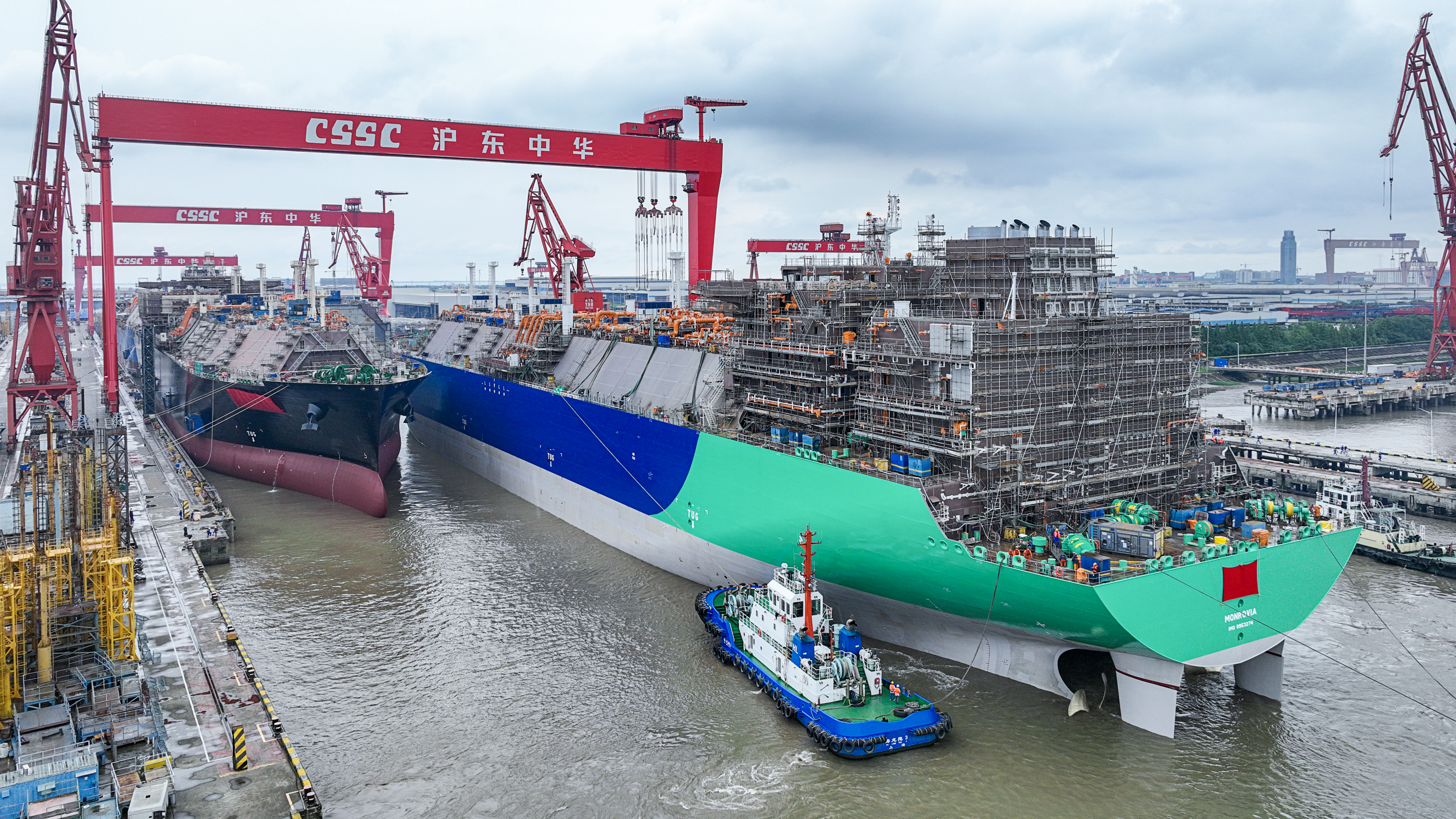 近日，中国船舶集团旗下沪东中华造船（集团）有限公司实现2艘17.4万立方米大型液化天然气（LNG）运输船出坞，另2艘大型LNG运输船半船起浮移位等重大节点。沪东中华再度呈现LNG运输船4船并建、2船出坞、2船起浮的盛景，且坞期同比缩短了近20%，达到世界先进水准。这也标志着沪东中华大型LNG运输船坞内4船并列半串联建造模式进入了批量化、常态化、标准化、节拍化新阶段。