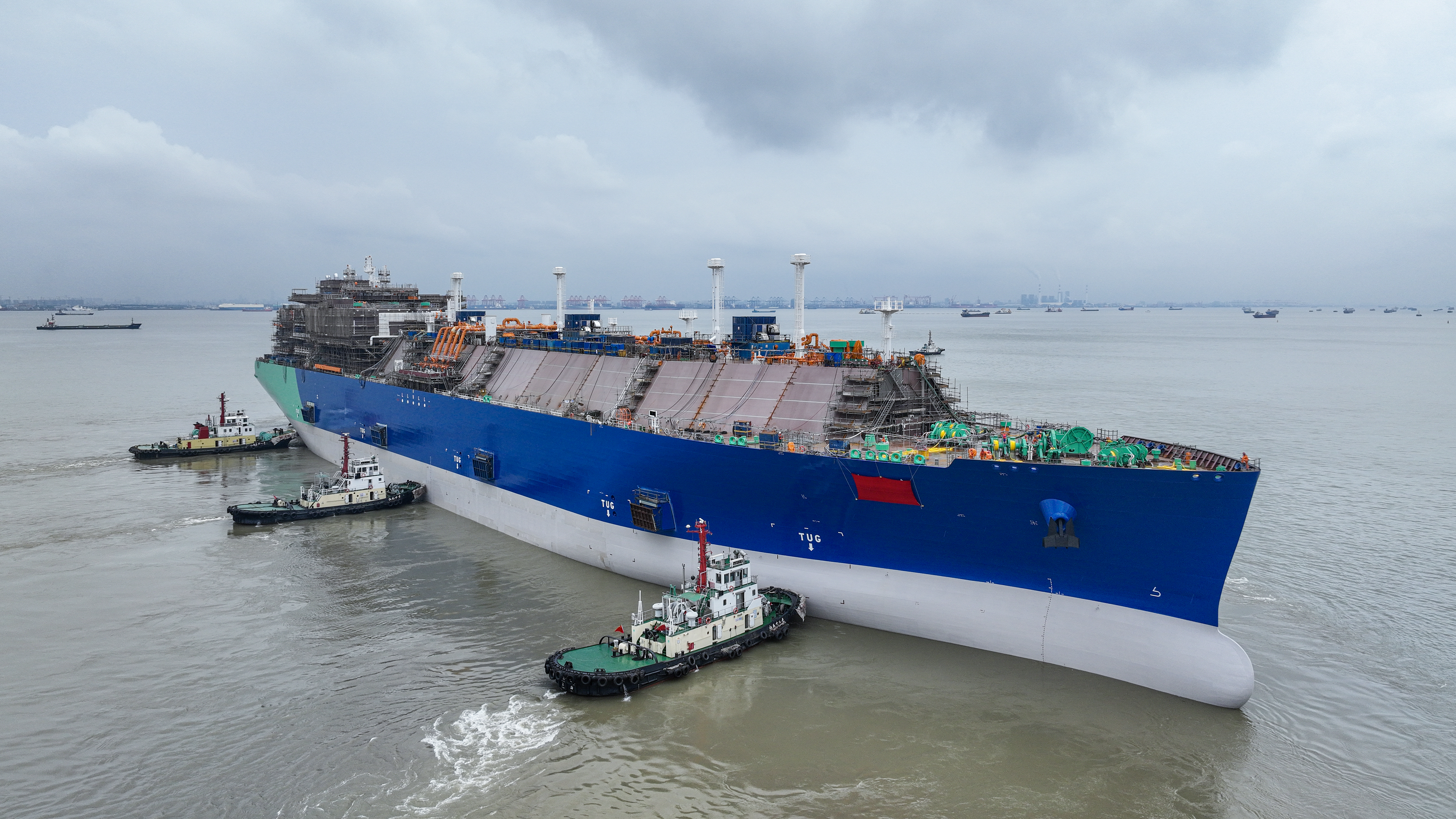 据了解，此轮出坞的2艘船为沪东中华自主研发设计的第五代“长恒系列”LNG运输船，总长299米，型宽46.4米，型深26.25米；搭载多项低碳节能技术，与上一代LNG运输船相比，具有综合能耗低、低温性能好、载货能力强、操控运维巧等特点；该型船单日航行碳排放可减少10吨以上，通达全球各大洲120个LNG岸站，具有卓越的全球通航性。