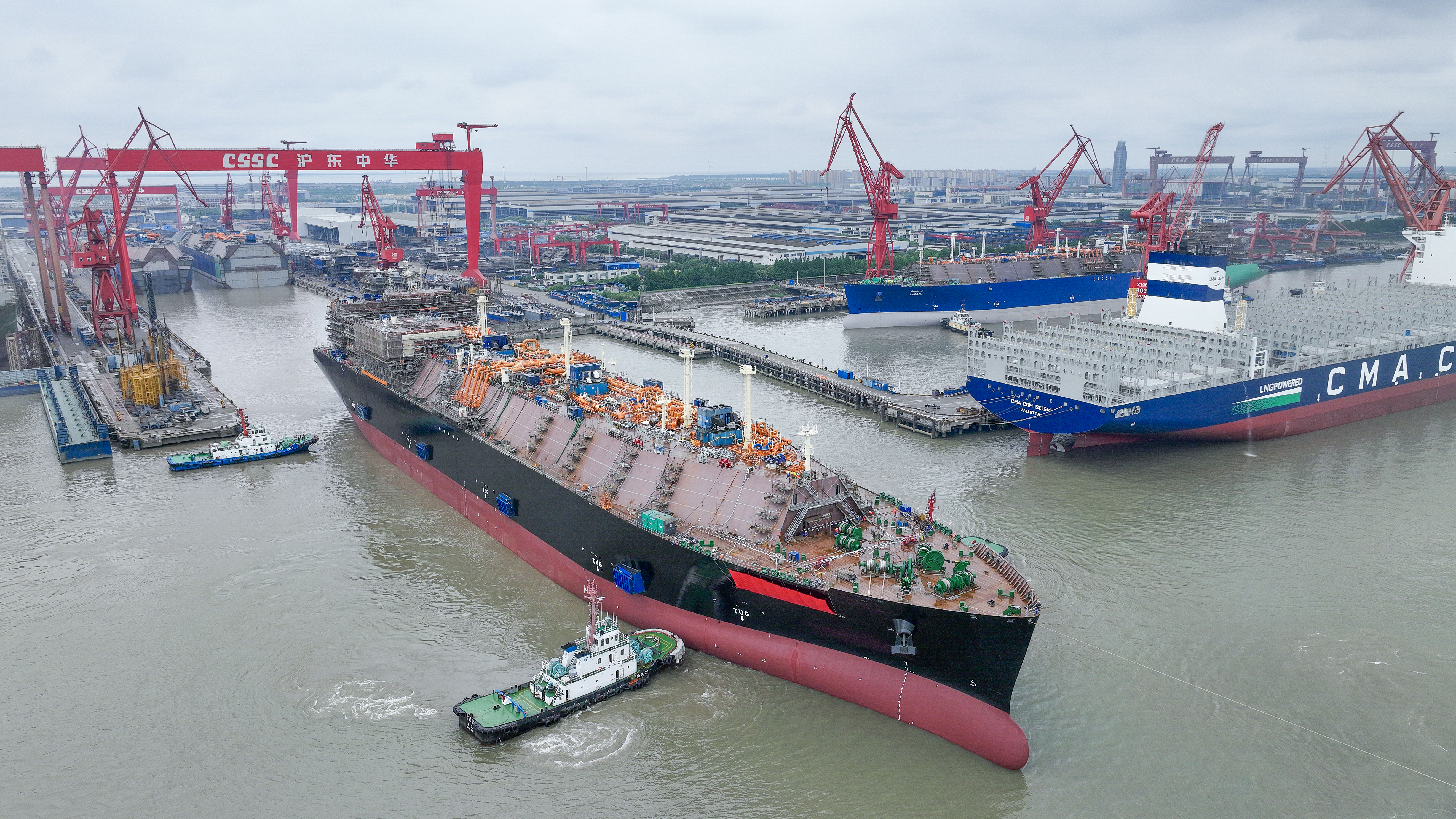 为了进一步提升大型LNG运输船建造效率，缩短船坞周期，沪东中华于今年年初将4船并列半串联建造新模式列入年度工艺工法创新攻关专项，进行重点策划和部署。在实施过程中，沪东中华依托科技创新、智能制造加持等一系列措施，持续强化生产组织、节点考核和过程控制。该公司LNG运输船项目团队不断推进精细化项目管理、统筹策划船坞资源、平衡各船物量、识别建造风险难点、编制各船生产计划，取得了事半功倍的成效。