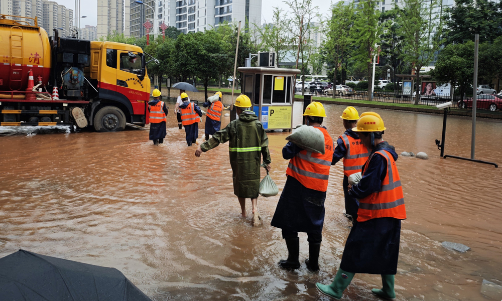 6月24日，长沙出现极端强降雨天气，防汛应急响应等级提升至三级。中国铁建旗下中铁城建组建了30余人的防汛抗洪救灾应急突击队，抢救中最高水深到80公分，为避免大水继续上涨，队员冒雨搬运防洪沙袋，防止大水继续渗入。