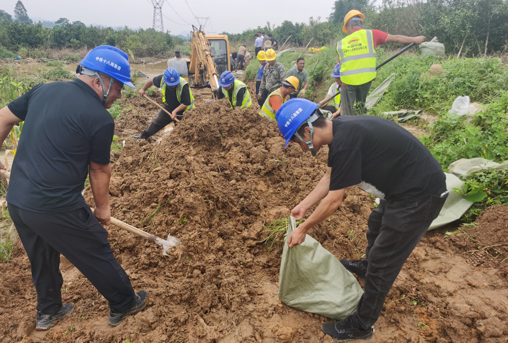 近日，广西玉林遭遇持续强降雨，多地发生滑坡、泥石流等自然灾害。陆川县珊罗镇大山村东城南干渠出现决口，水流湍急，直接威胁到下游百亩桔园的安全。中铁十八局五公司广西玉林龙云灌区项目部组织抢险队伍携带挖掘机、运输车、沙袋、铁锹等救援物资到场，迅速有序展开抢险救灾工作。