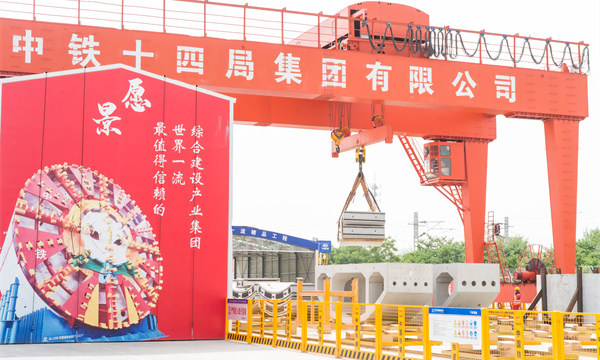 京唐城际铁路是服务于环渤海及京津冀地区的一条重要城际高速铁路，线路起自北京城市副中心综合交通枢纽站，终至河北省唐山市既有唐山站，线路全长约148.7公里，设计最高时速350公里。其中，京唐城际铁路燕郊至唐山段已于2022年12月30日开通运营；二期工程北京副中心段目前正在加速推进。图为隧道管片吊运现场。