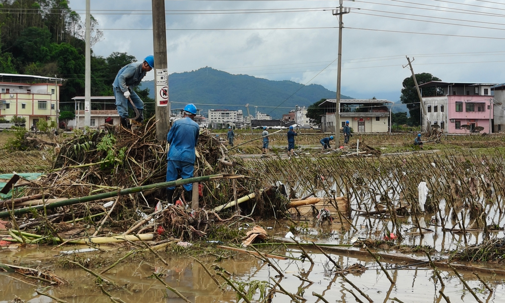 6月18日，南方电网广东梅州梅县供电局投入200余名抢修人员对松源、白渡等遭受水浸的六个乡镇开展全面复电抢修。