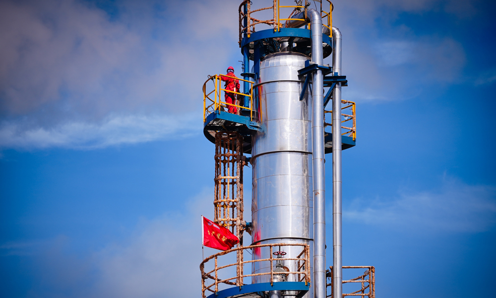 中国海油创新举措，从投产前的开发设计、工程建设，到投产后的日常运维，全程全面落实绿色低碳理念，为我国能源行业绿色低碳转型提供示范。图为乌石23-5油田群平台作业人员在高处作业。