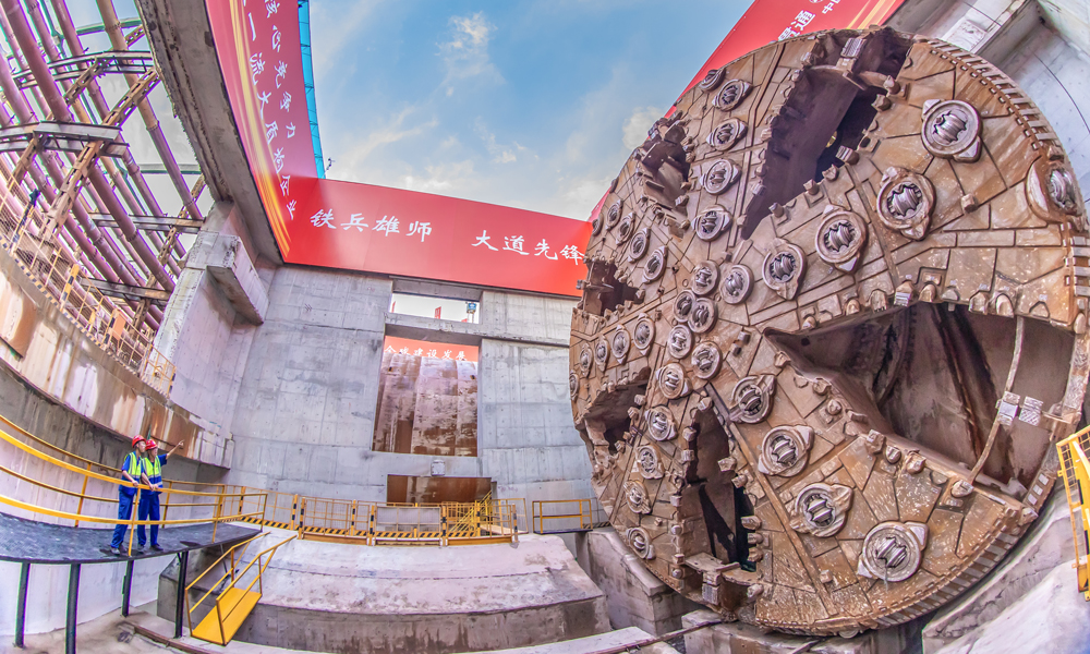 海珠湾隧道工程全长4.35公里，总投资约116.8亿元，纵跨海珠区、番禺区，其中盾构段长2102米，设计为双管双向6车道，采用两台开挖直径15.07米的泥水平衡盾构机施工，为广州第一条超大直径盾构隧道。图为右幅隧道“大道先锋号”盾构机贯通现场。