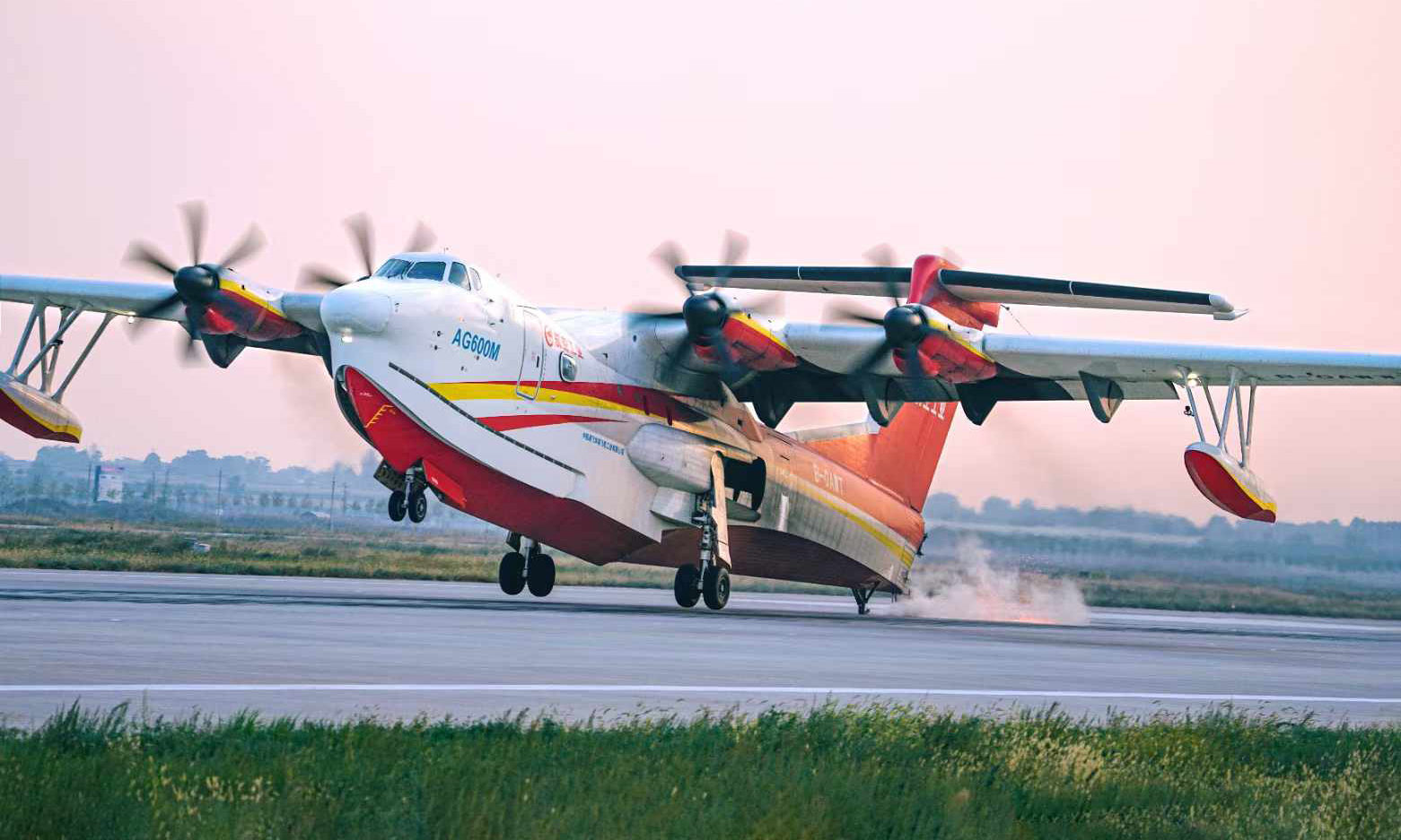 近日，由航空工业自主研制的大型灭火/水上救援水陆两栖飞机“鲲龙”AG600最小离地速度表明符合性试飞在陕西蒲城顺利完成。