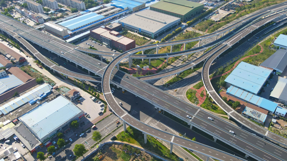 由中国建筑旗下中建八局承建的淄博市城市快速路网建设项目（一期），是淄博市一号重点民生工程，项目位于山东省淄博市，全长约9公里，包括8.4公里的高架桥以及地面段、辅路匝道等，项目是淄博“两环五射线”计划中的重要一环，通车后将有效缓解城市交通压力。