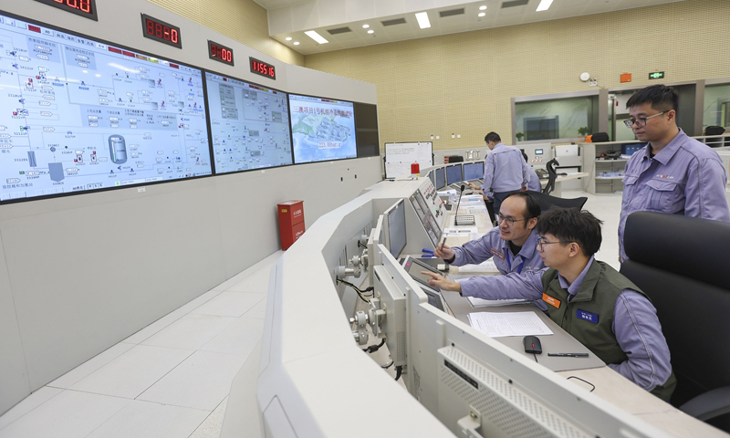 11月13日，在浙江省温州市苍南县中广核浙江三澳核电项目1号机组中控室，工作人员执行冷试操作。新华社发（苏巧将 摄）