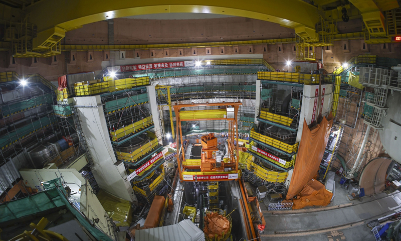 11月13日，在浙江省温州市苍南县中广核浙江三澳核电项目1号机组处，工作人员在检查机柜。新华社发（苏巧将 摄）